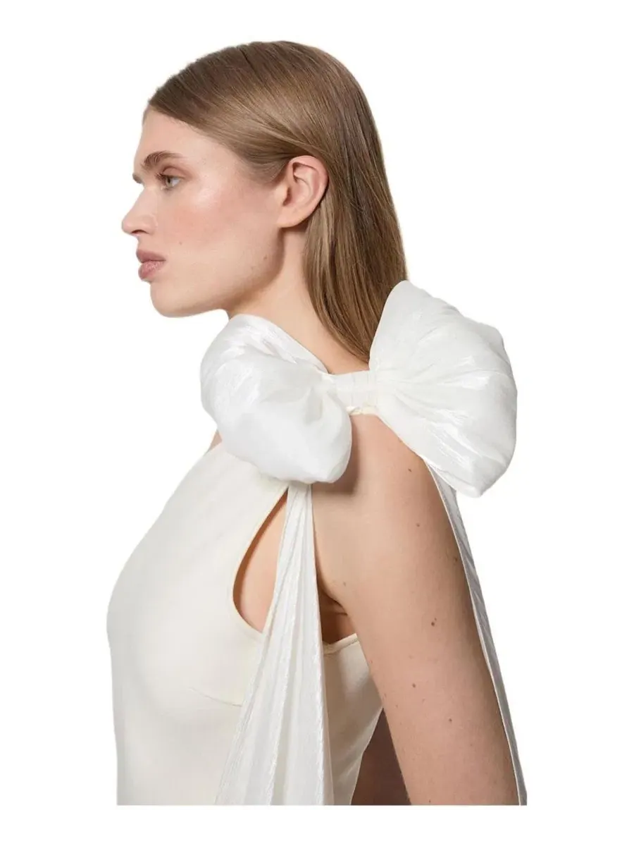 Платье-макси с капюшоном, модель Shoulder Bow Cape Detail Karen Millen — изображение 2 из 8, белый