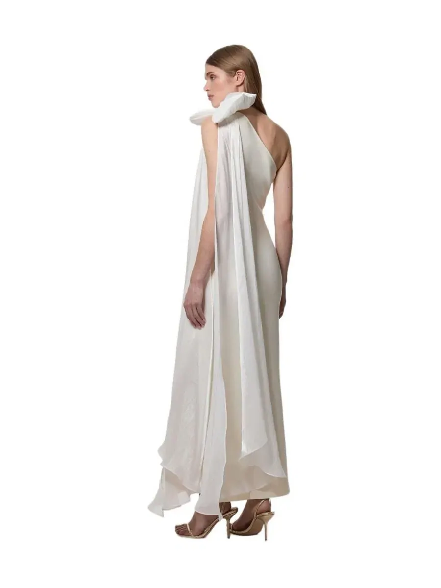Платье-макси с капюшоном, модель Shoulder Bow Cape Detail Karen Millen — изображение 3 из 8, белый