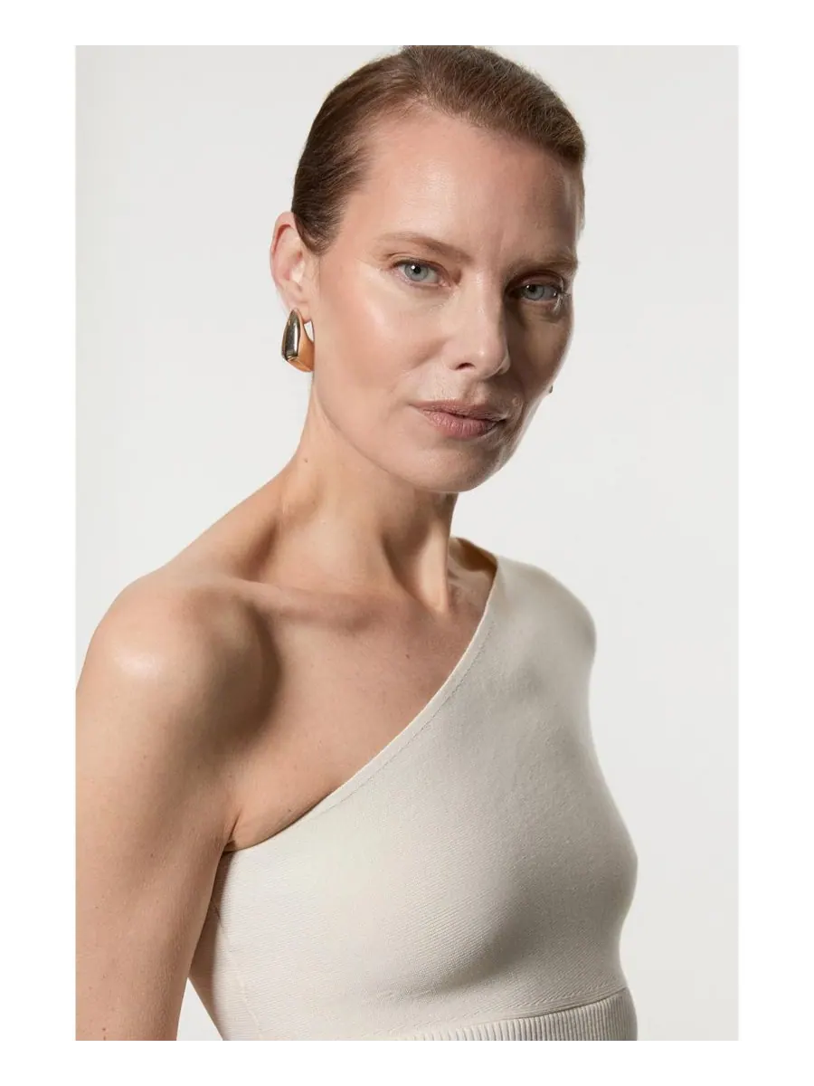 Женская вязаная блузка на одно плечо Karen Millen — изображение 4 из 8, бежевый