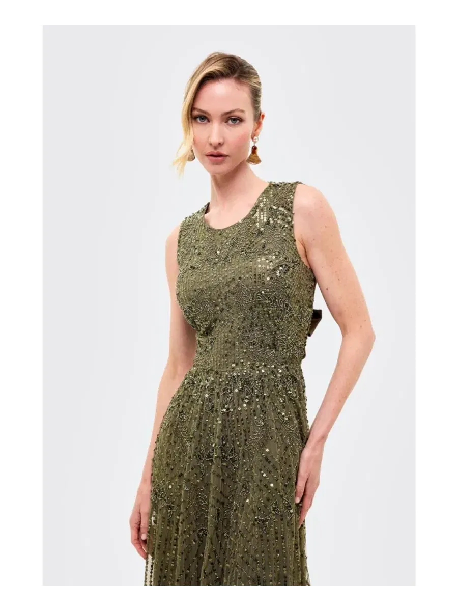 Платье макси с блестками с вырезом на спине, модель Embellished Sequins Back Satin Bow BEAUUT — изображение 3 из 4, хаки