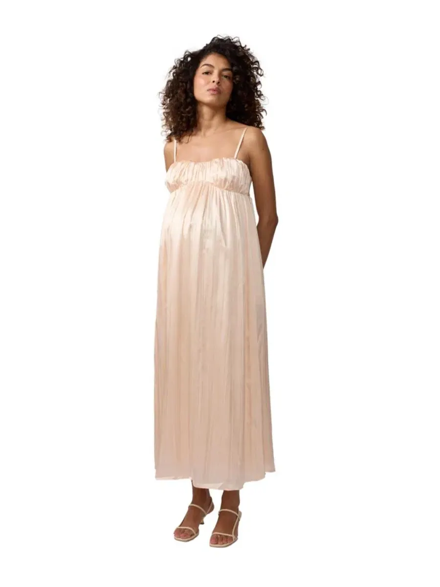 Платье-макси из однотонного атласа от Maternity Ingrid + Isabel, персиковый — изображение 1 из 5
