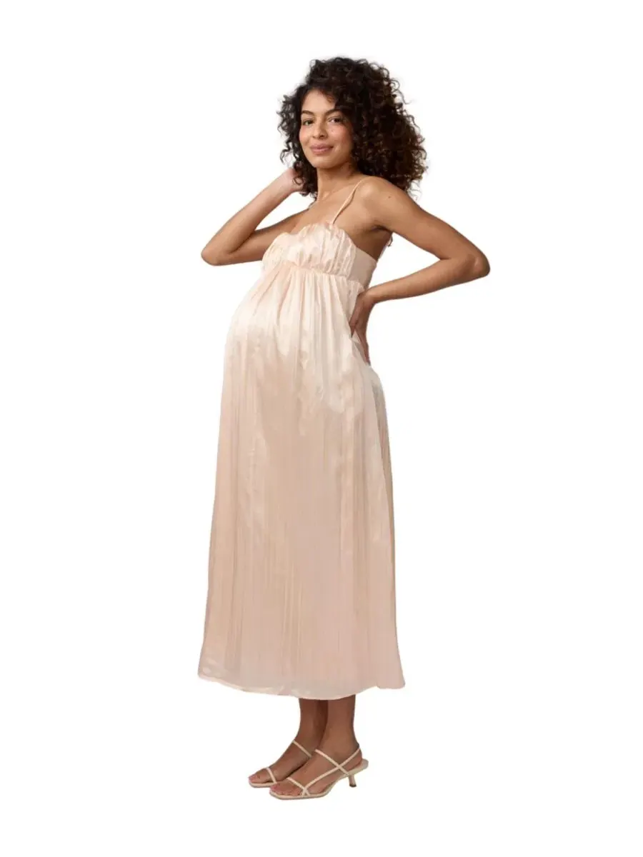 Платье-макси из однотонного атласа от Maternity Ingrid + Isabel, персиковый — изображение 2 из 5