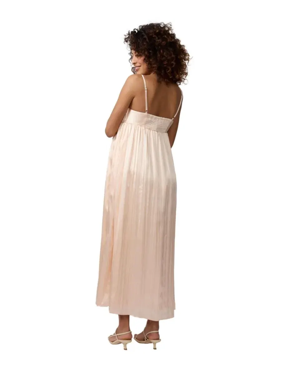 Платье-макси из однотонного атласа от Maternity Ingrid + Isabel, персиковый — изображение 3 из 5