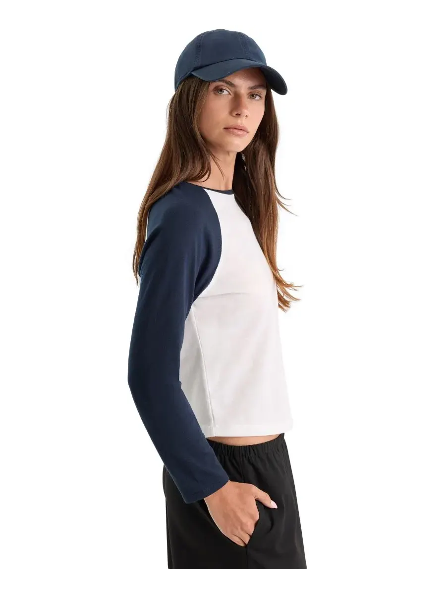 Футболка женская с длинным рукавом реглан, модель Raglan Long-Sleeve Crewneck Good American — изображение 3 из 4, мел