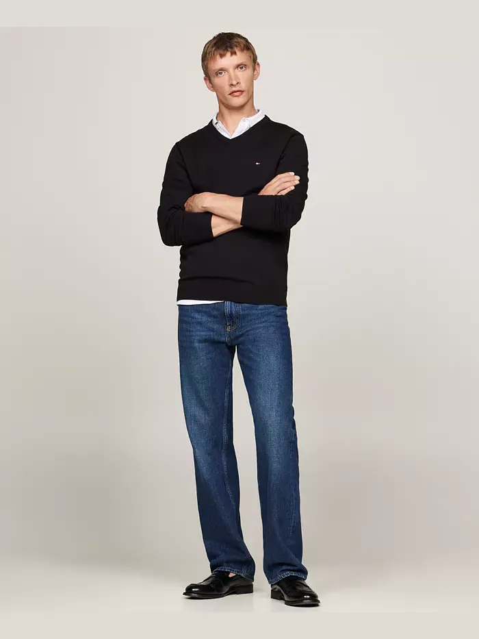 Мужской базовый однотонный свитер с V-образным вырезом Tommy Hilfiger — изображение 2 из 5, черный