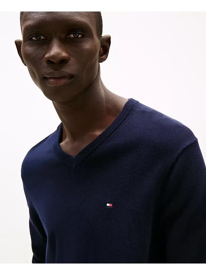 Мужской базовый однотонный свитер с V-образным вырезом Tommy Hilfiger — изображение 3 из 5, голубой