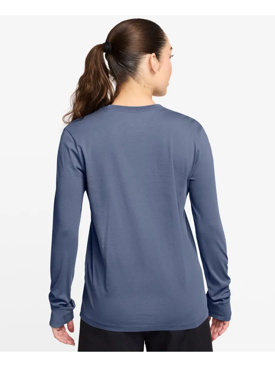 Женская хлопковая футболка с длинными рукавами Sportswear Club, размеры XS-3X Nike — изображение 2 из 3, индиго/белый