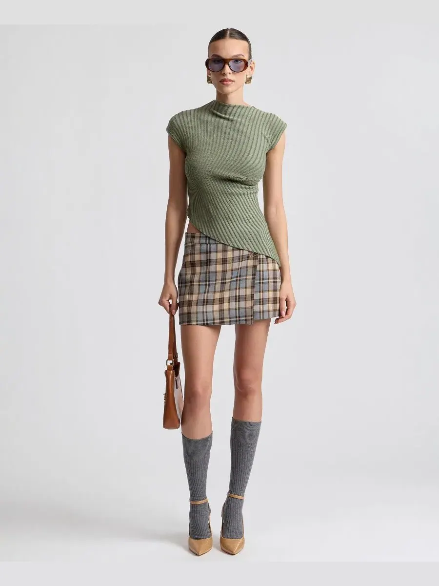 Топ без рукавов с рельефным узором, модель Radial Rib Sleeveless Asymmetric Avec Les Filles — изображение 2 из 5
