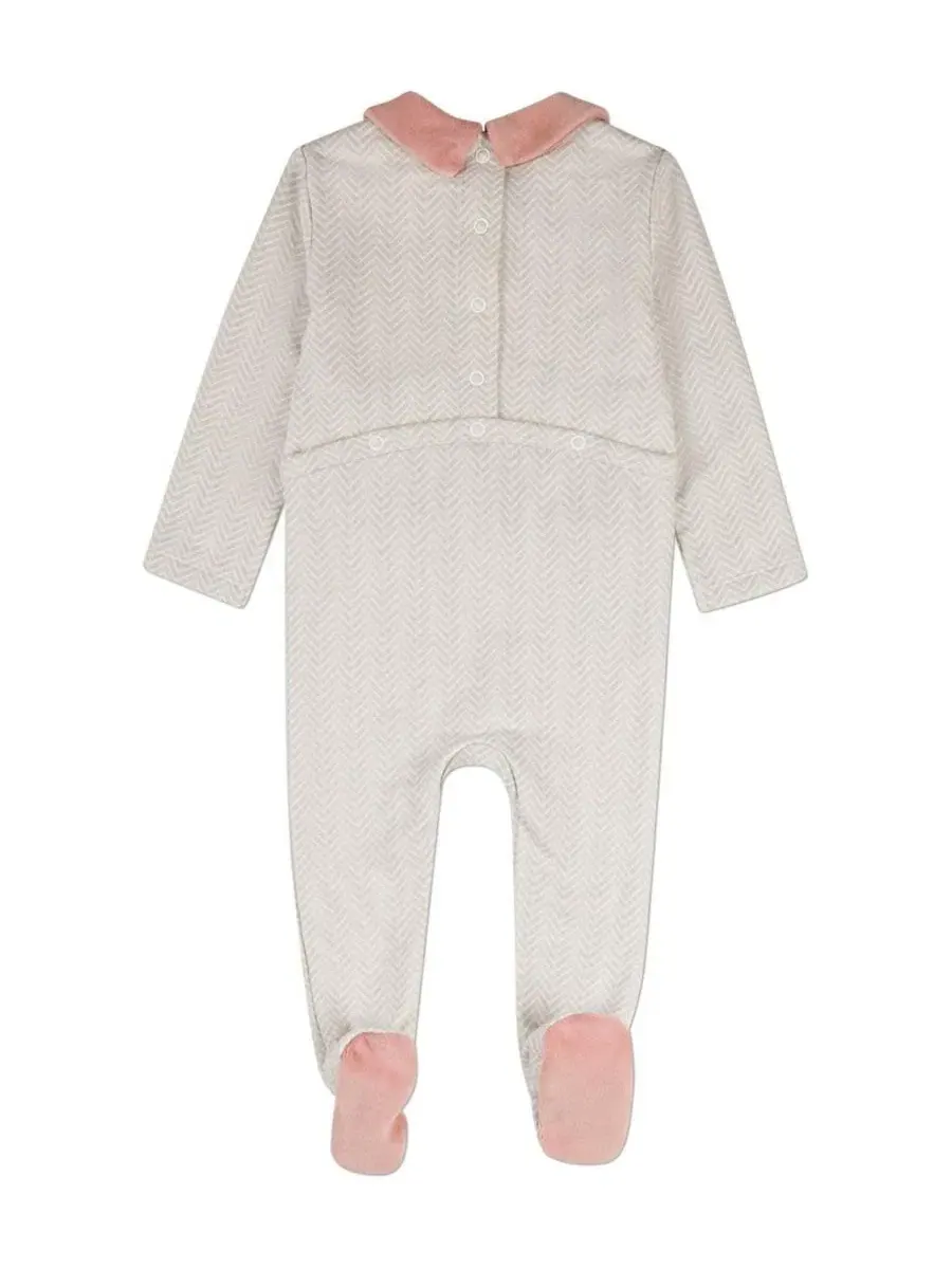 Боди с длинным рукавом Chevron-Print Cotton-Rich Footie MeMoi — изображение 2 из 3, розовый