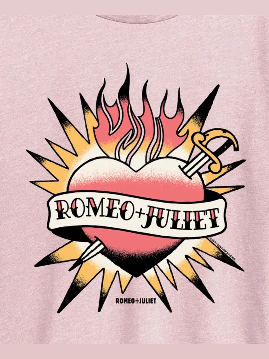 Футболка с длинным рукавом с принтом William Shakespeare’s Romeo + Juliet Heart Tattoo Graphic — изображение 3 из 3, розовый