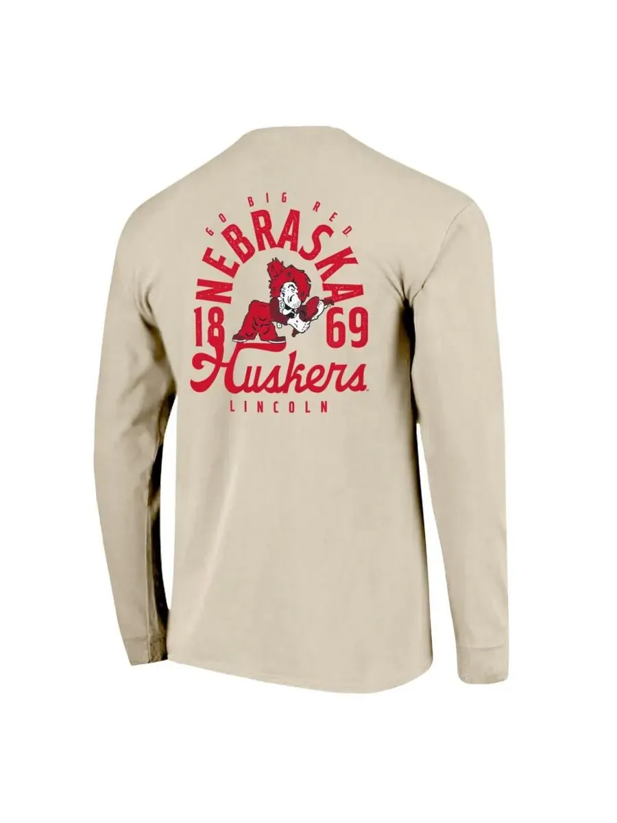 Мужская футболка с длинным рукавом Natural Nebraska Huskers Comfort Colors с изображением талисмана — изображение 2 из 3