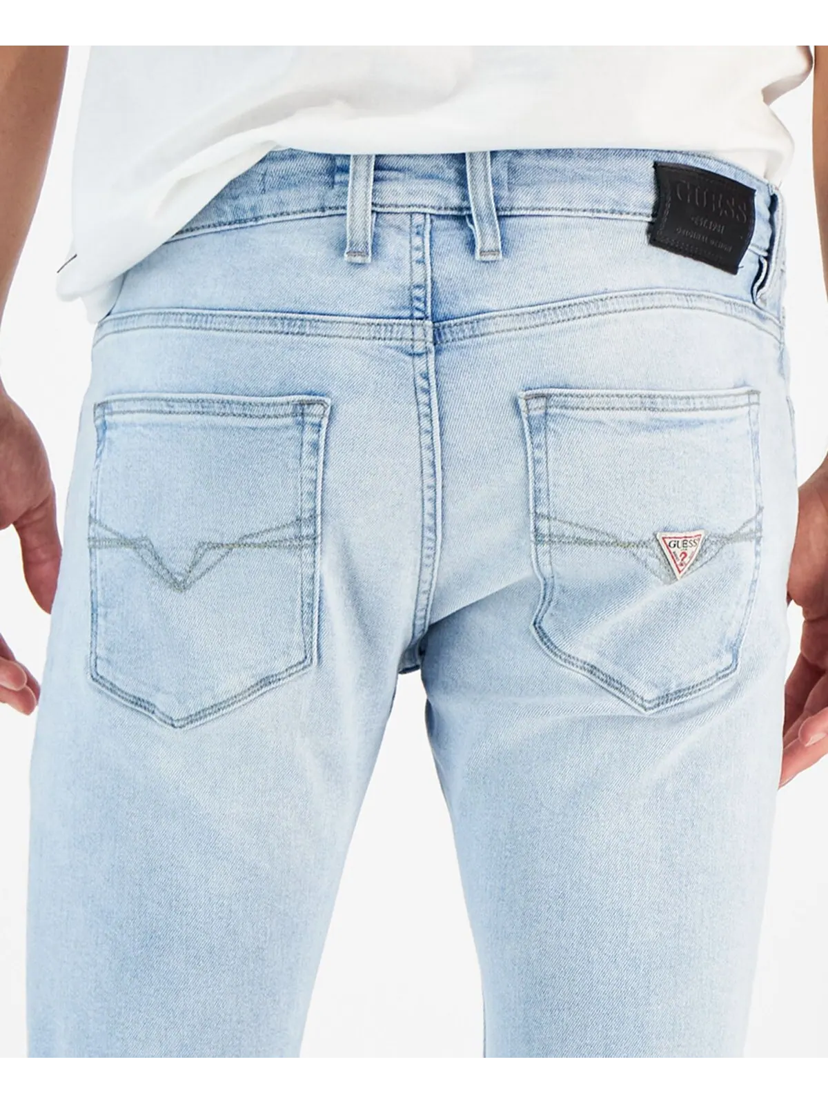 Мужские зауженные джинсы эко светлого цвета GUESS — изображение 6 из 7