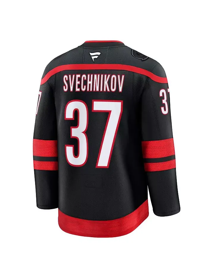 Мужская домашняя премиальная футболка Carolina Hurricanes в черном цвете, модель Andrei Svechnikov — изображение 2 из 5
