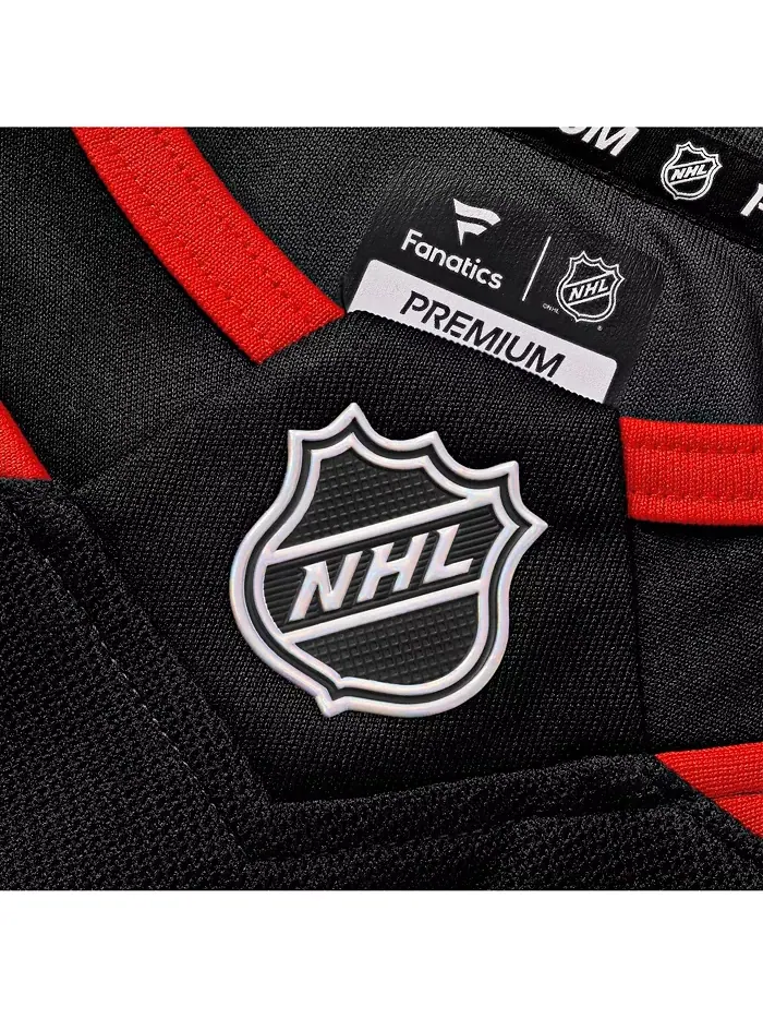 Мужская домашняя премиальная футболка Carolina Hurricanes в черном цвете, модель Andrei Svechnikov — изображение 4 из 5