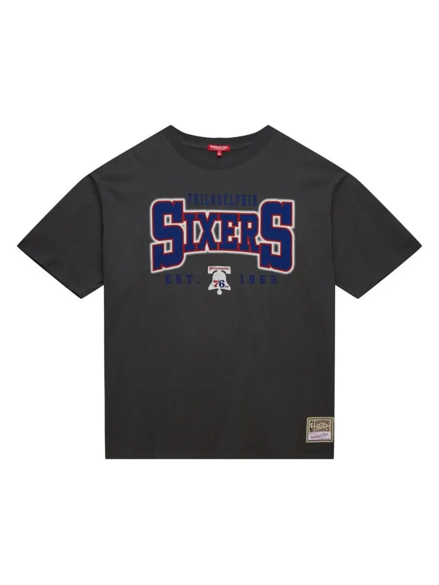 Mitchell & Ness Женская футболка оверсайз в стиле «бойфренд» с символикой команды Philadelphia 76ers — изображение 2 из 5
