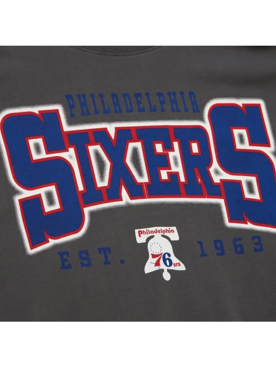 Mitchell & Ness Женская футболка оверсайз в стиле «бойфренд» с символикой команды Philadelphia 76ers — изображение 4 из 5