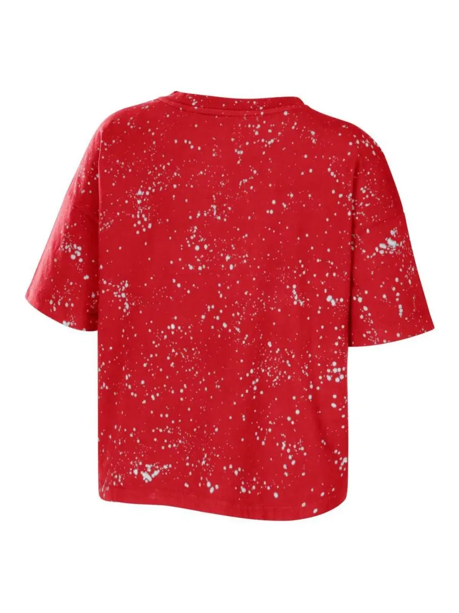 Женская футболка-кроп с принтом Bleach Splatter Notch Neck WEAR by Erin Andrews — изображение 2 из 3, красный