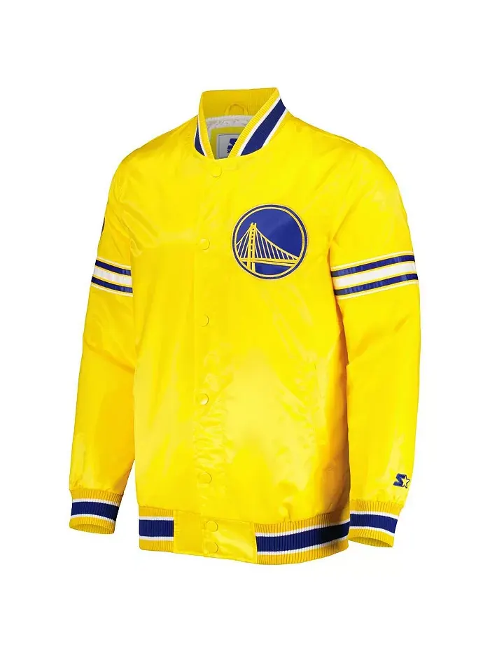 Мужская атласная бейсбольная куртка Golden State Warriors с золотистым оттенком и застежкой на — изображение 2 из 4