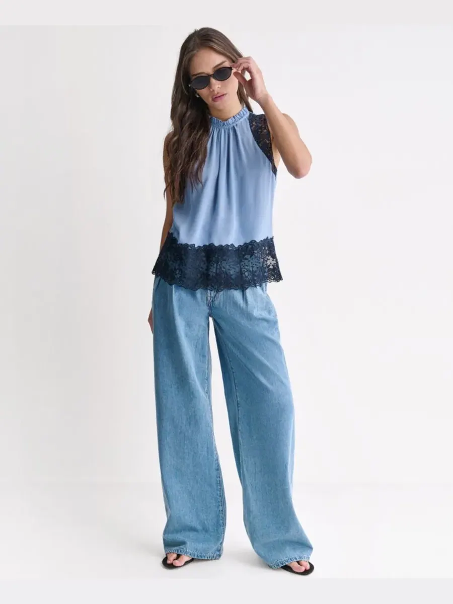 Топ BCBG с высоким вырезом, без рукавов, с кружевной вставкой, Rain Wash — изображение 2 из 10