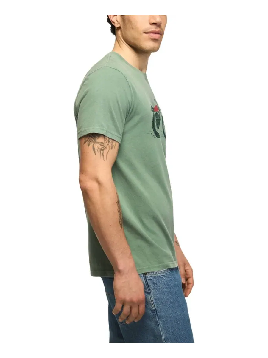Футболка классического кроя с принтом Surfs Up Dirtbike Lucky Brand, Frosty Spruce — изображение 2 из 4