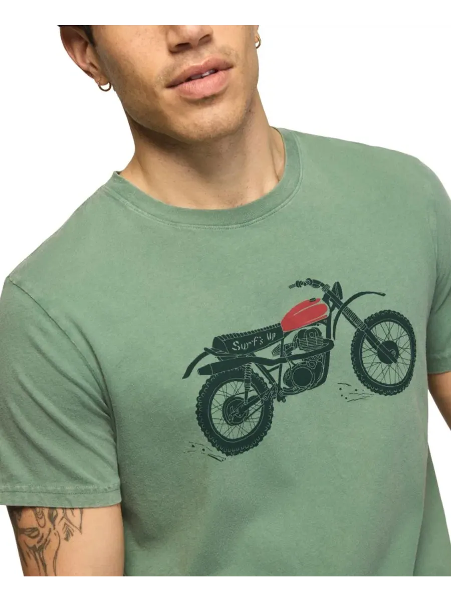 Футболка классического кроя с принтом Surfs Up Dirtbike Lucky Brand, Frosty Spruce — изображение 3 из 4