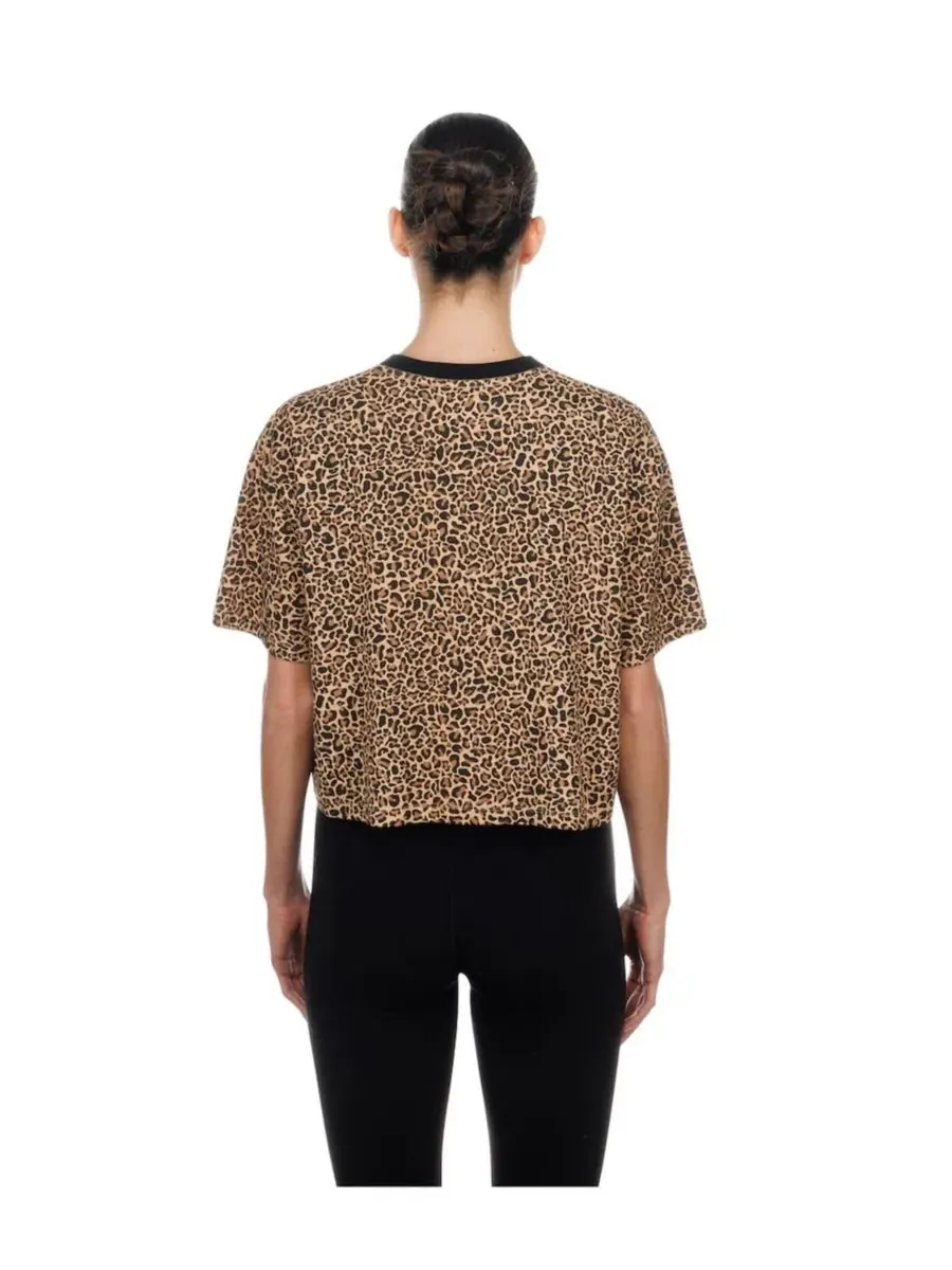 Футболка укороченная с принтом Leopard Boxy Cropped New Era — изображение 4 из 4, коричневый
