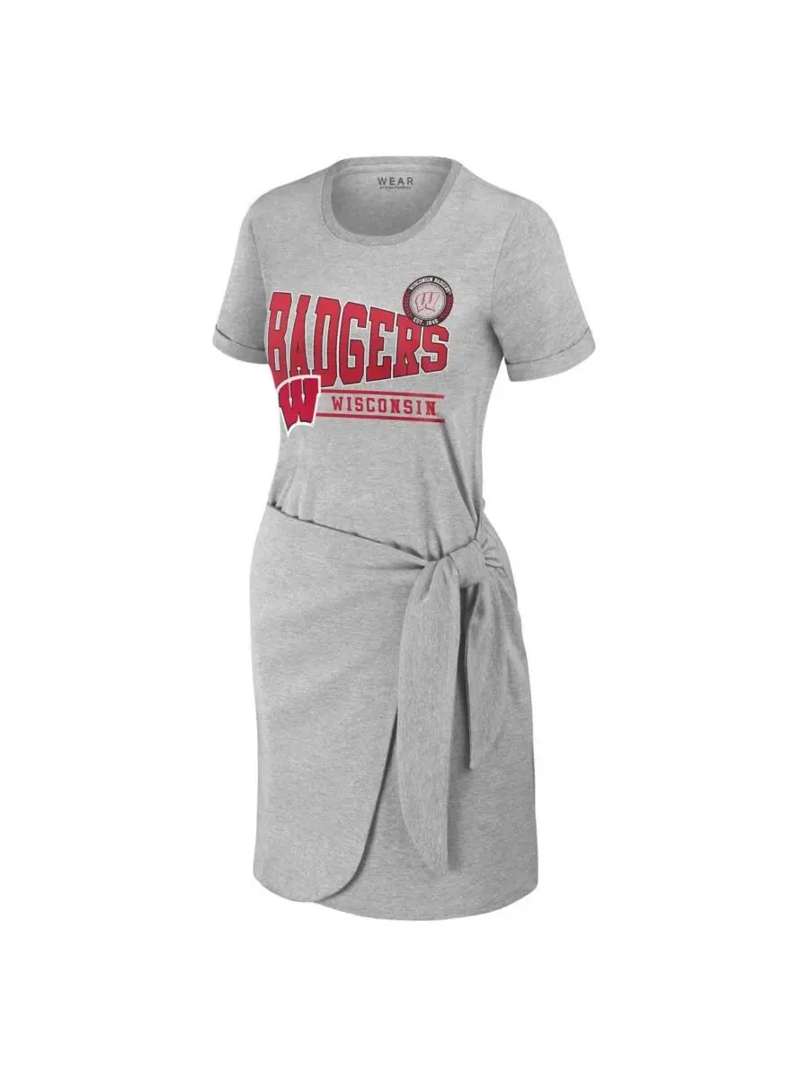 WEAR by Erin Andrews Женское платье-футболка серого цвета с узлом и символикой команды Wisconsin — изображение 2 из 3, серый