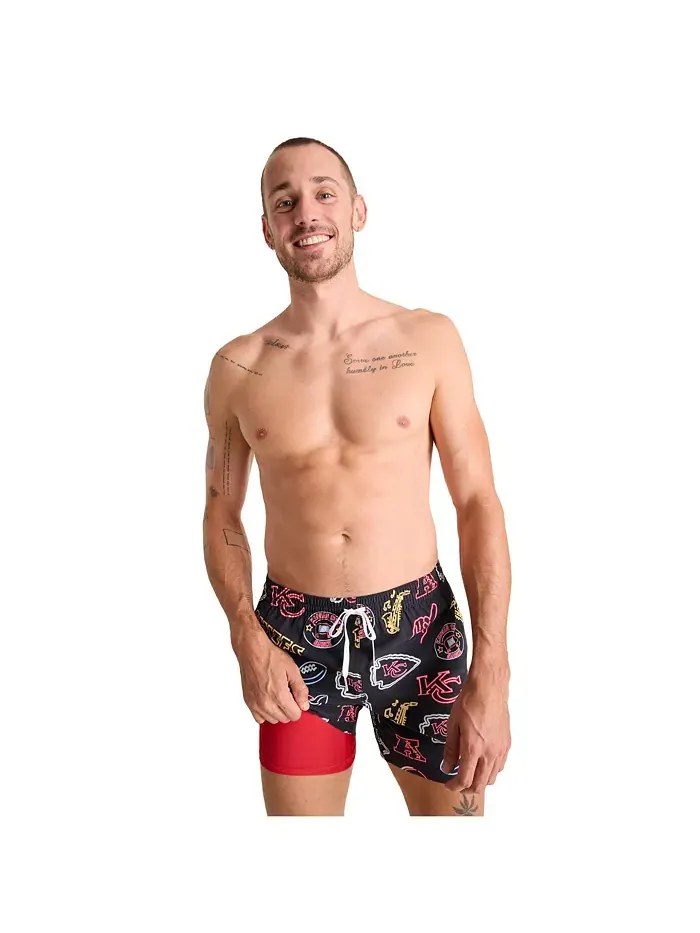 Мужские классические плавки Kansas City Chiefs с неоновой окантовкой, 5.5", черные Chubbies — изображение 1 из 5