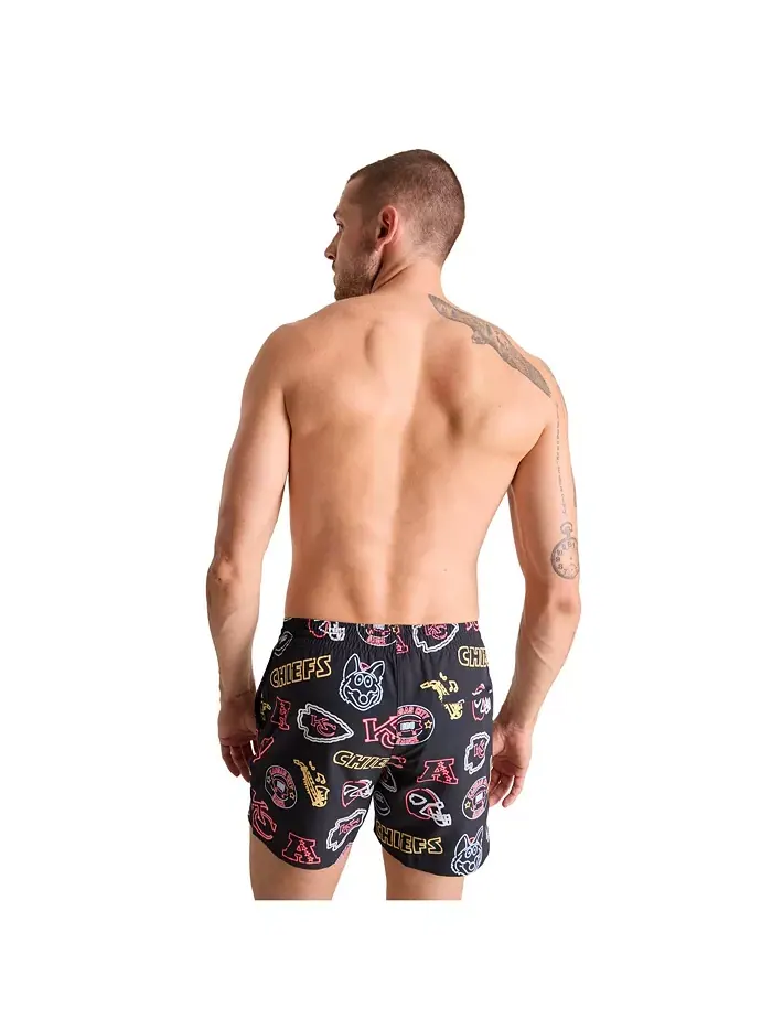 Мужские классические плавки Kansas City Chiefs с неоновой окантовкой, 5.5", черные Chubbies — изображение 2 из 5
