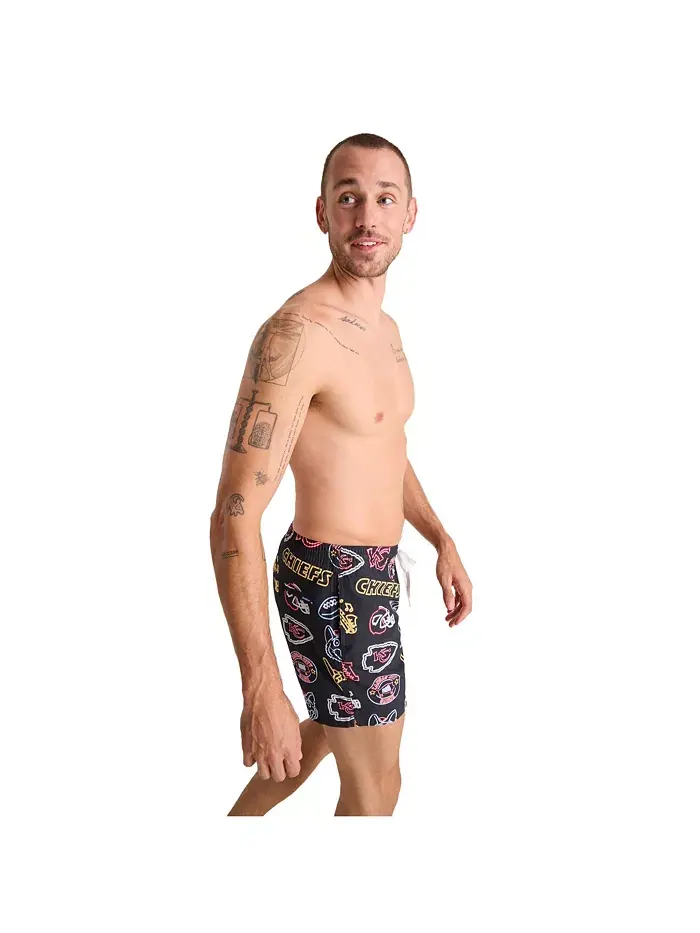 Мужские классические плавки Kansas City Chiefs с неоновой окантовкой, 5.5", черные Chubbies — изображение 3 из 5