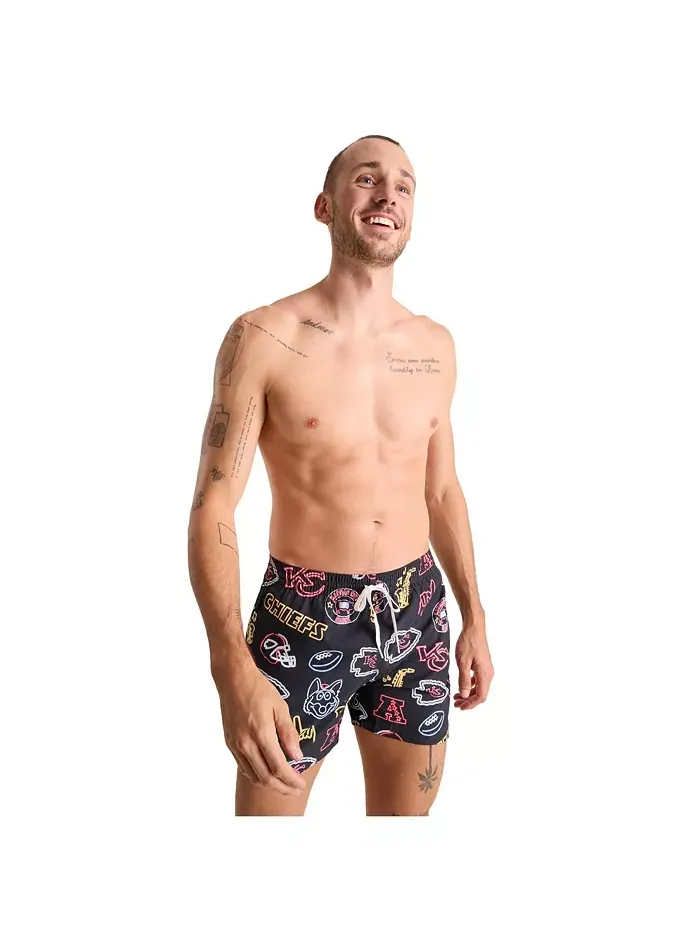 Мужские классические плавки Kansas City Chiefs с неоновой окантовкой, 5.5", черные Chubbies — изображение 4 из 5