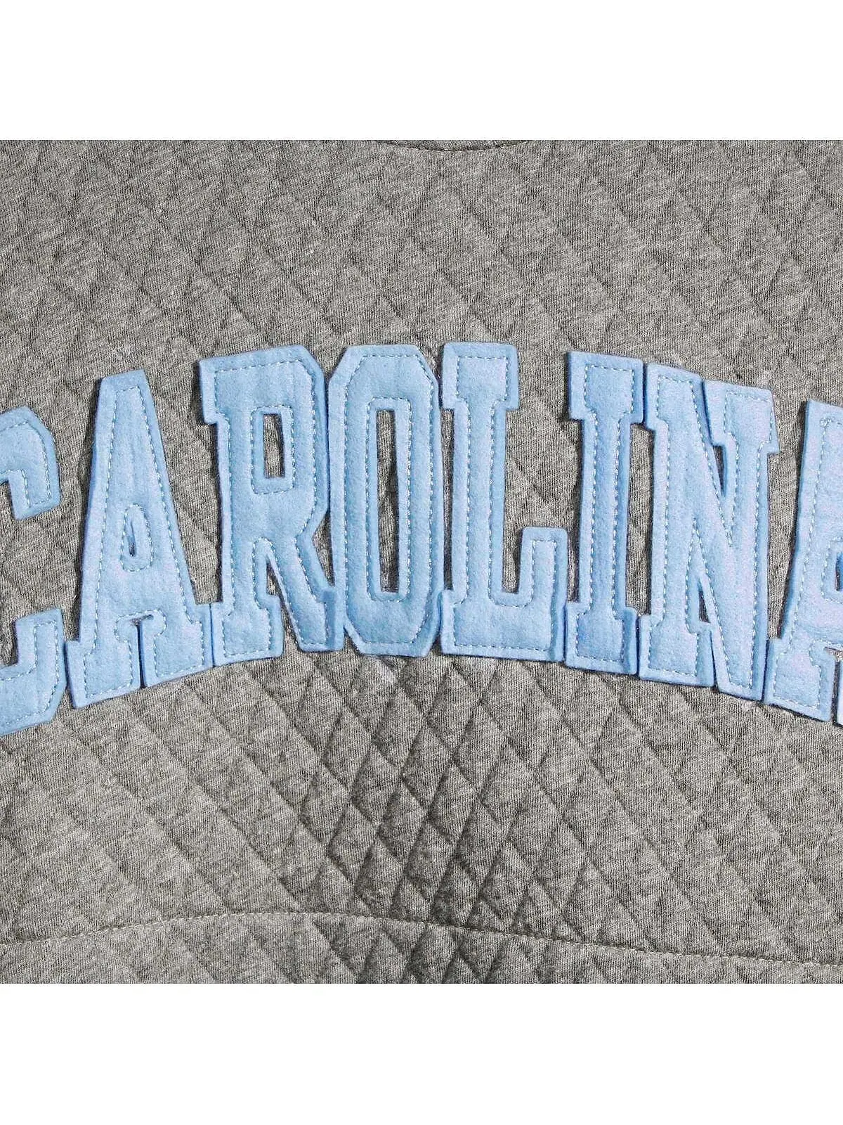 Женский стеганый свитшот с круглым вырезом серого цвета North Carolina Tar Heels и аппликацией — изображение 4 из 4, серый