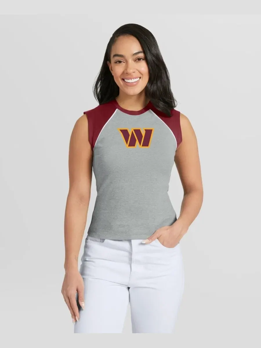 Женский топ без рукавов с принтом команды Washington Commanders, модель Cropped Raglan WEAR by Erin — изображение 1 из 4