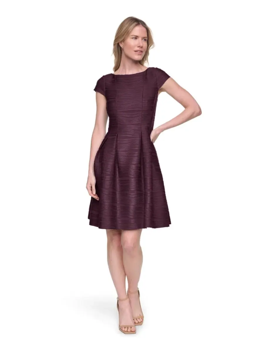 Платье-трапеция с воланами, с кап-рукавом, модель Release Pleat Fit & Flare Jessica Howard — изображение 1 из 5