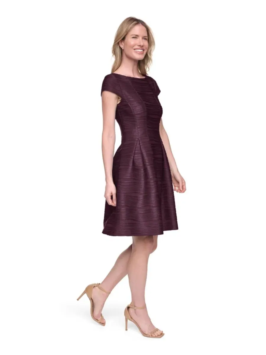 Платье-трапеция с воланами, с кап-рукавом, модель Release Pleat Fit & Flare Jessica Howard — изображение 3 из 5