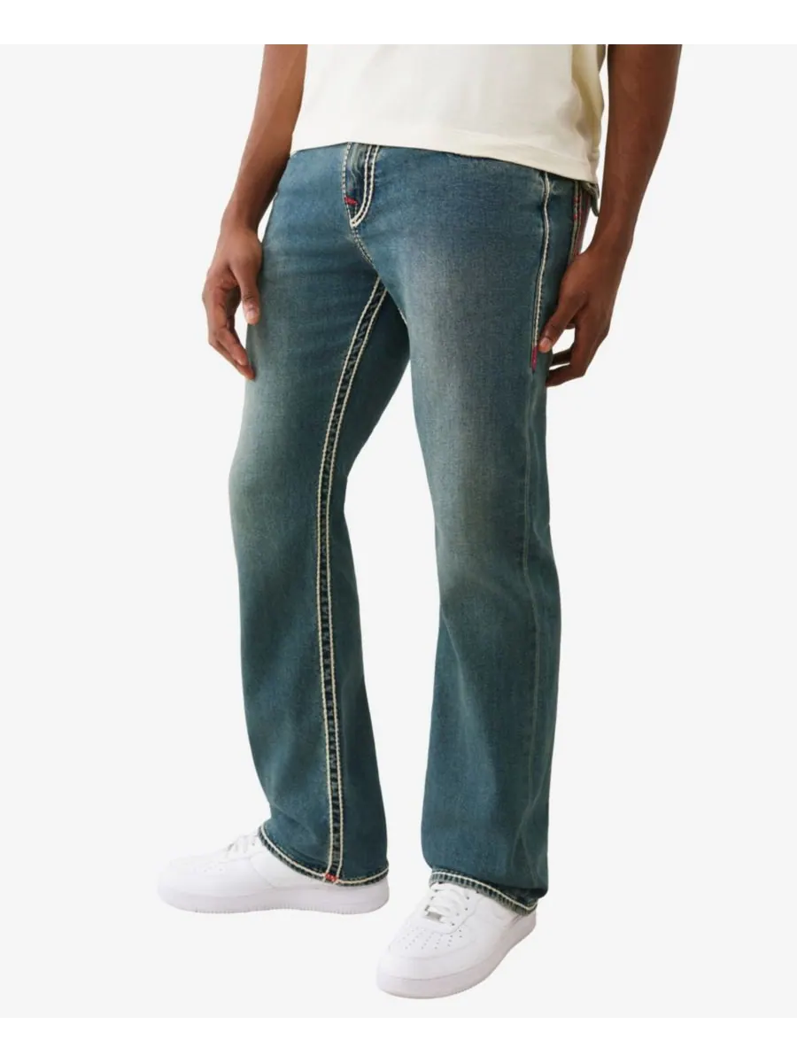 Мужские джинсы Billy Bootcut с отворотом и прострочкой True Religion, Sepia Dawn Medium Wash — изображение 2 из 3