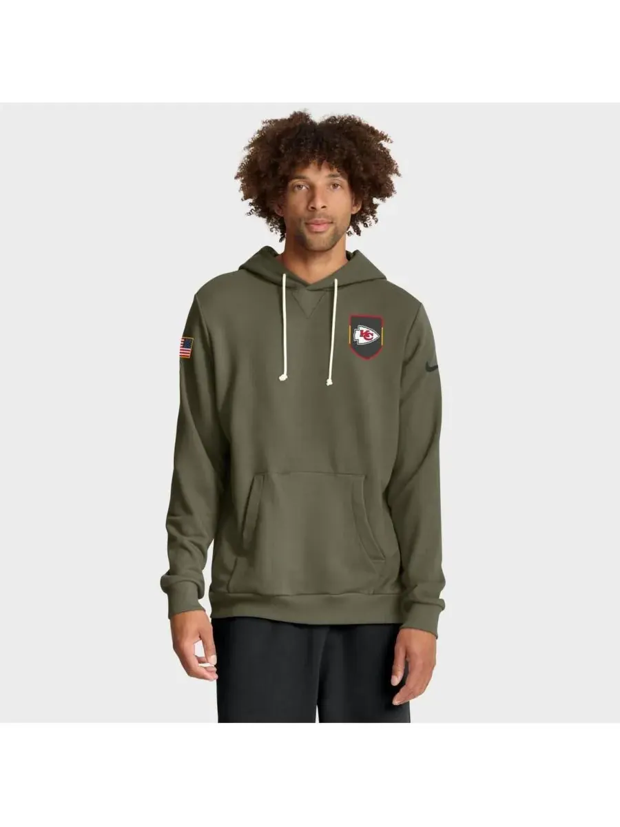 Nike Мужская толстовка оливкового цвета Kansas City Chiefs 2025 Salute to Service Sideline Standard — изображение 1 из 5