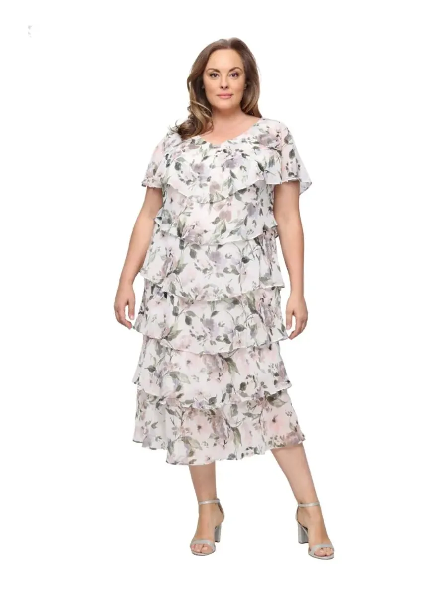 Платье большого размера с V-образным вырезом и многоярусной юбкой SL Fashions, Taupe Mult — изображение 1 из 3