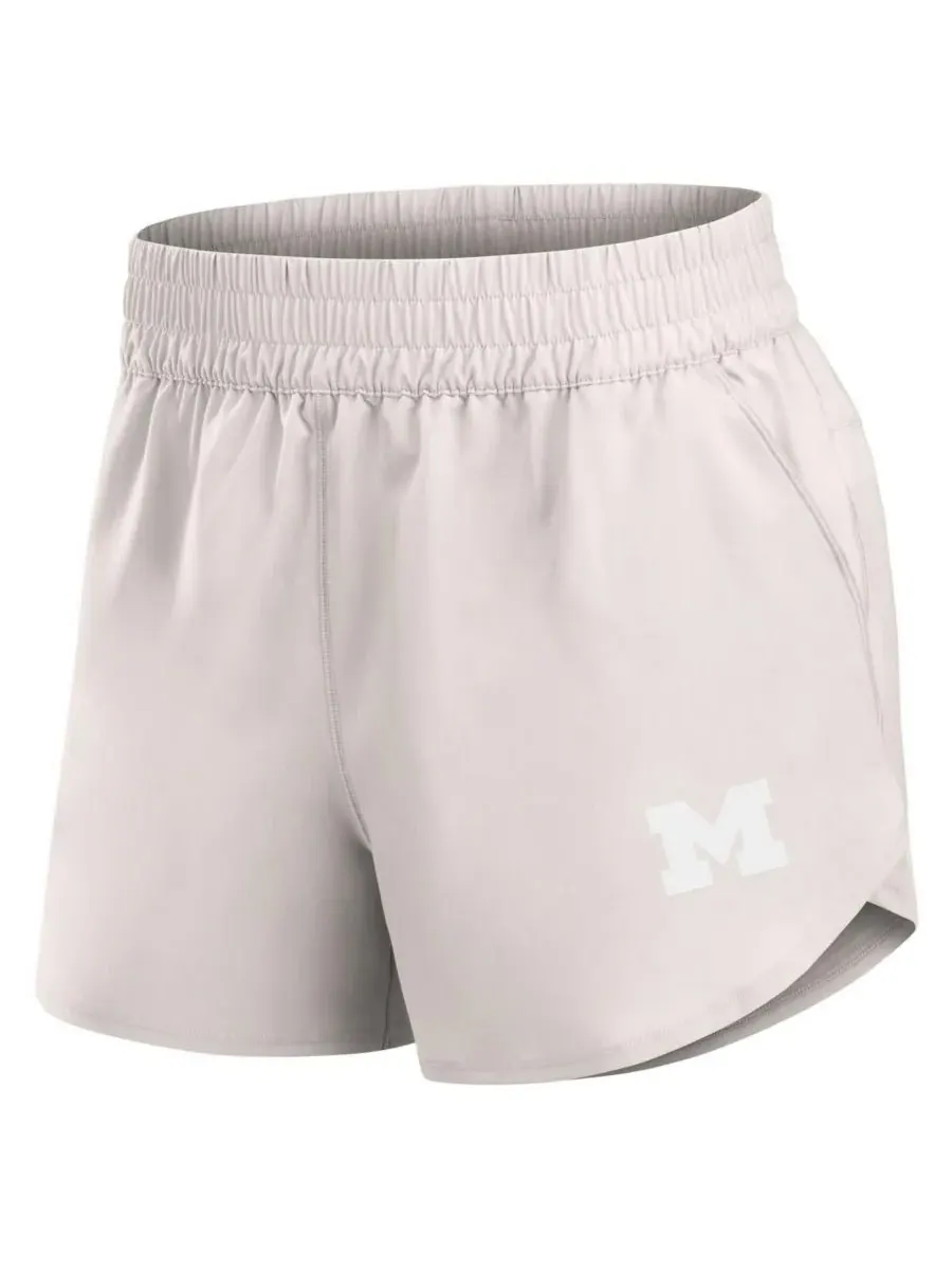 Fanatics Женские белые шорты Michigan Wolverines Studio Woven Vibe — изображение 2 из 3, белый