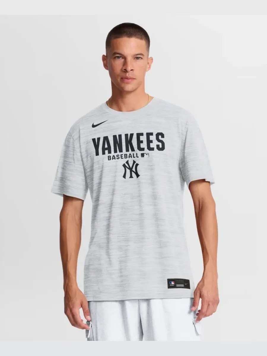 Футболка с коротким рукавом и кросс-дайвинг принтом, New York Yankees Authentic Collection Velocity — изображение 1 из 5