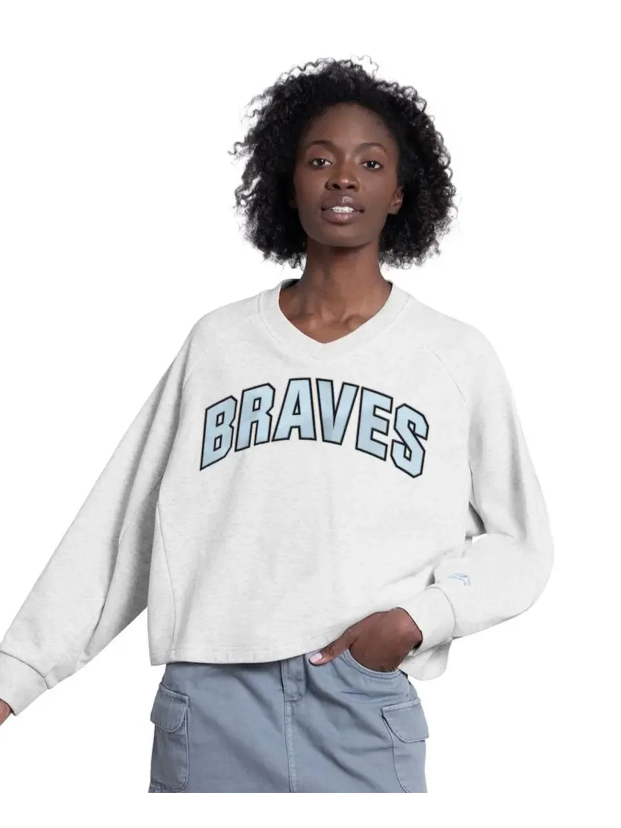 Женский свитшот с V-образным вырезом и кроп-длиной, модель Show Up Fashion, Atlanta Braves Starter — изображение 1 из 4