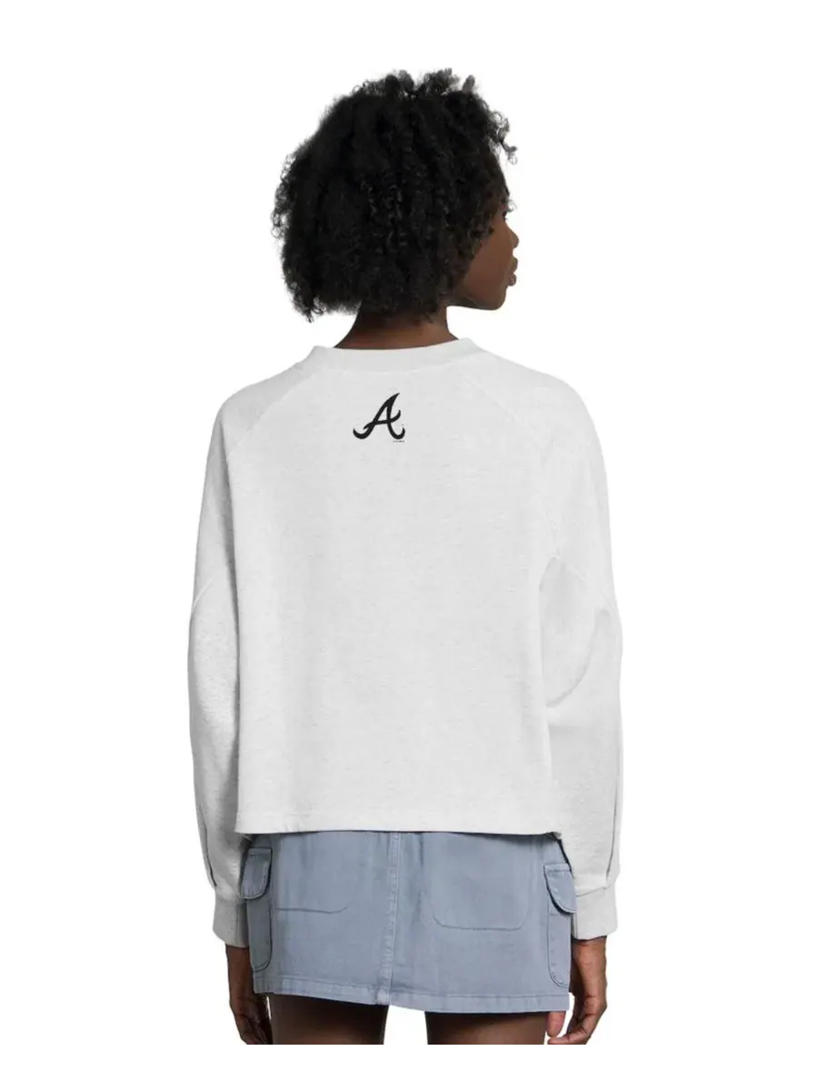 Женский свитшот с V-образным вырезом и кроп-длиной, модель Show Up Fashion, Atlanta Braves Starter — изображение 2 из 4