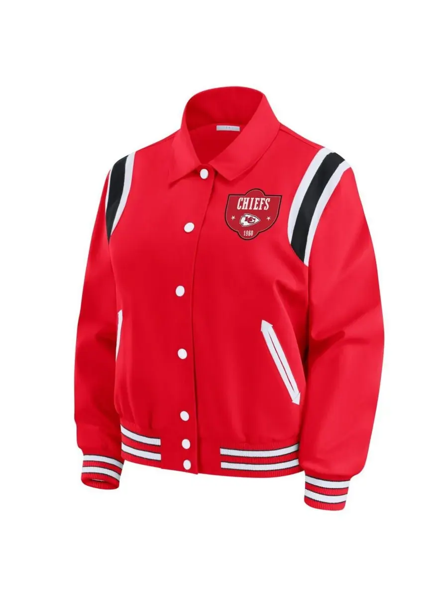 WEAR by Erin Andrews Женская красная легкая куртка Kansas City Chiefs Varsity с застежкой на кнопках — изображение 2 из 3