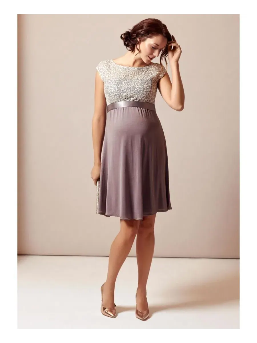 Платье-трапеция с вышивкой кружевом и атласным поясом Mia Tiffany Rose Maternity, Dusky Truffle — изображение 5 из 7
