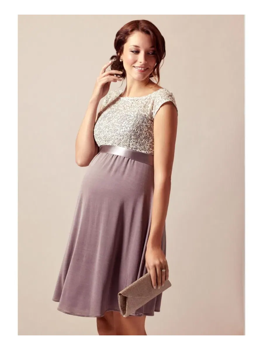Платье-трапеция с вышивкой кружевом и атласным поясом Mia Tiffany Rose Maternity, Dusky Truffle — изображение 6 из 7