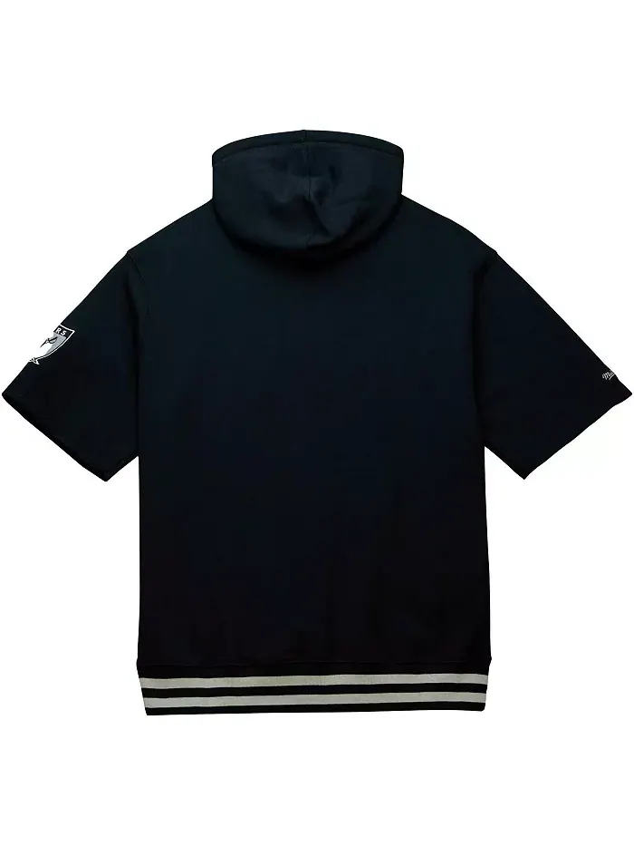 Мужская черная толстовка с капюшоном и короткими рукавами Las Vegas Raiders Pre-Game Mitchell & Ness — изображение 2 из 3