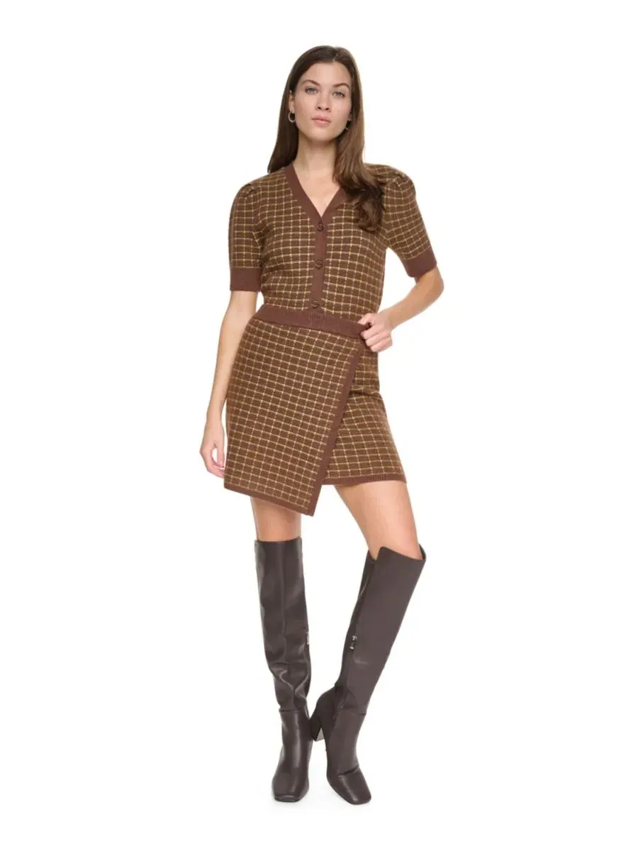 Юбка мини A-силуэта с запахом и принтом в клетку High-Waisted A-Line Plaid Mini Skirt DKNY Jeans — изображение 2 из 5