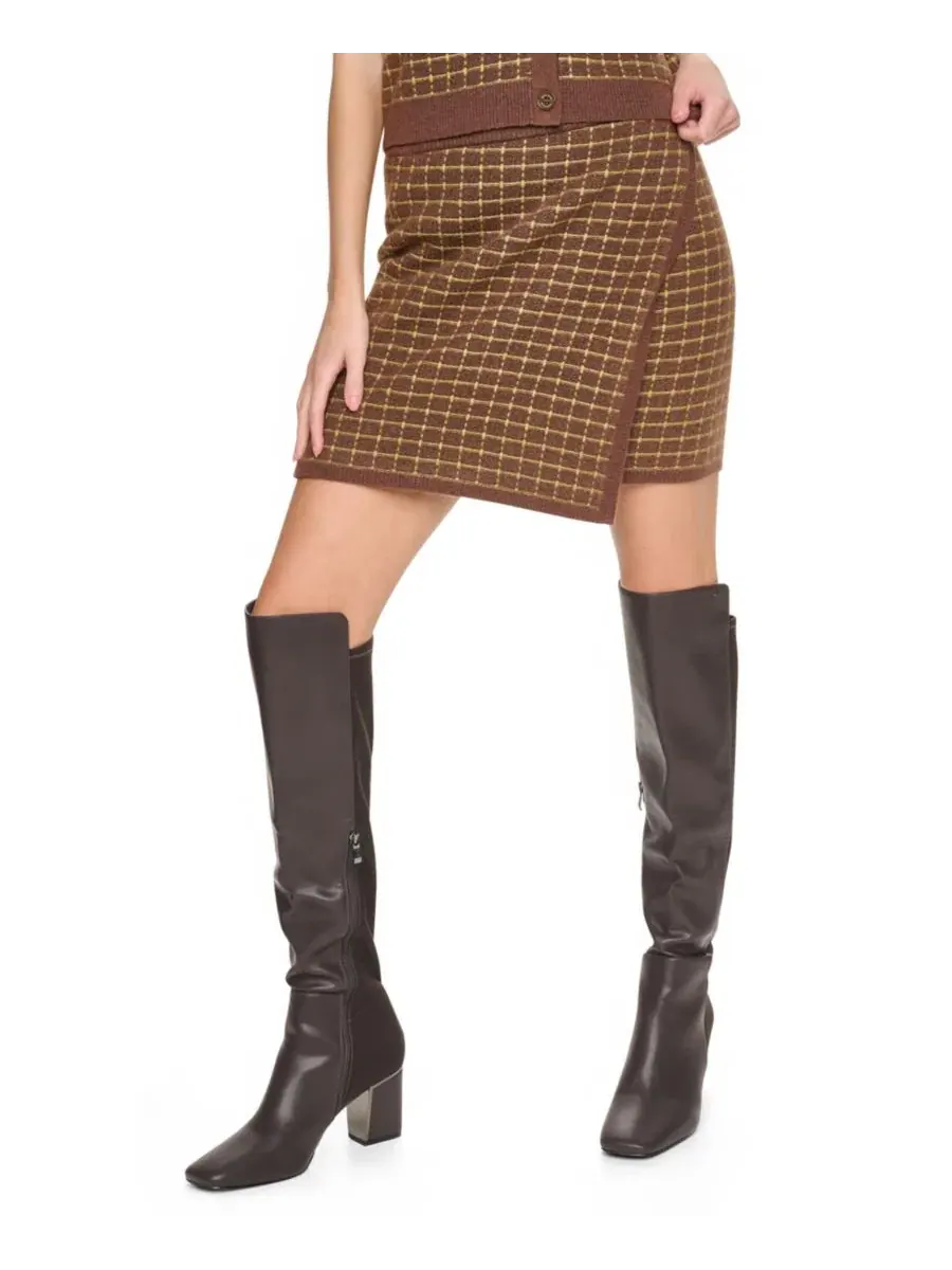 Юбка мини A-силуэта с запахом и принтом в клетку High-Waisted A-Line Plaid Mini Skirt DKNY Jeans — изображение 4 из 5