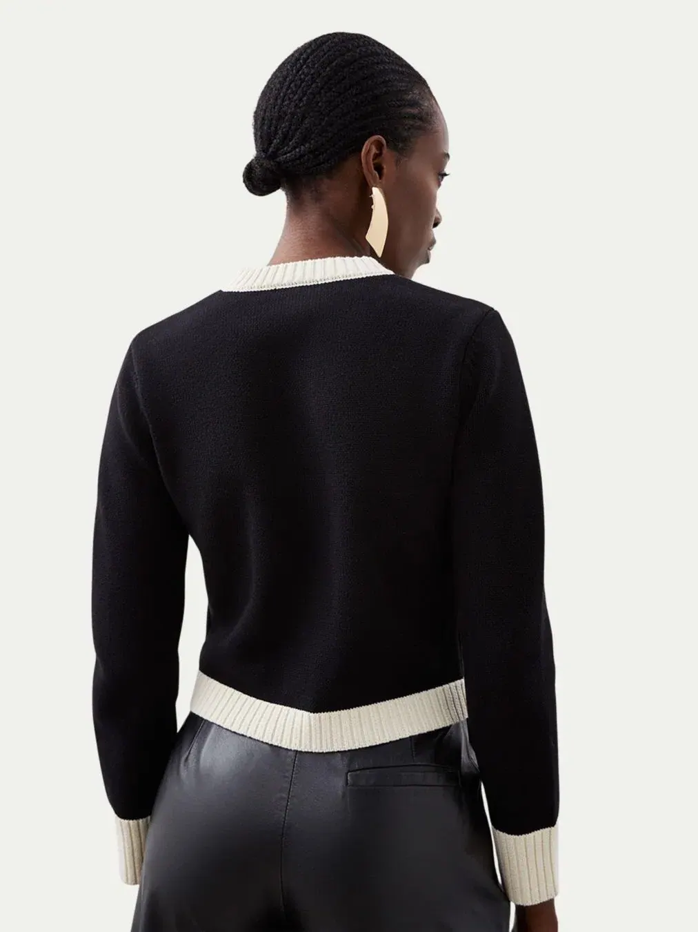 Женский укороченный вязаный кардиган свободного кроя из хлопка Karen Millen, Mono — изображение 4 из 8