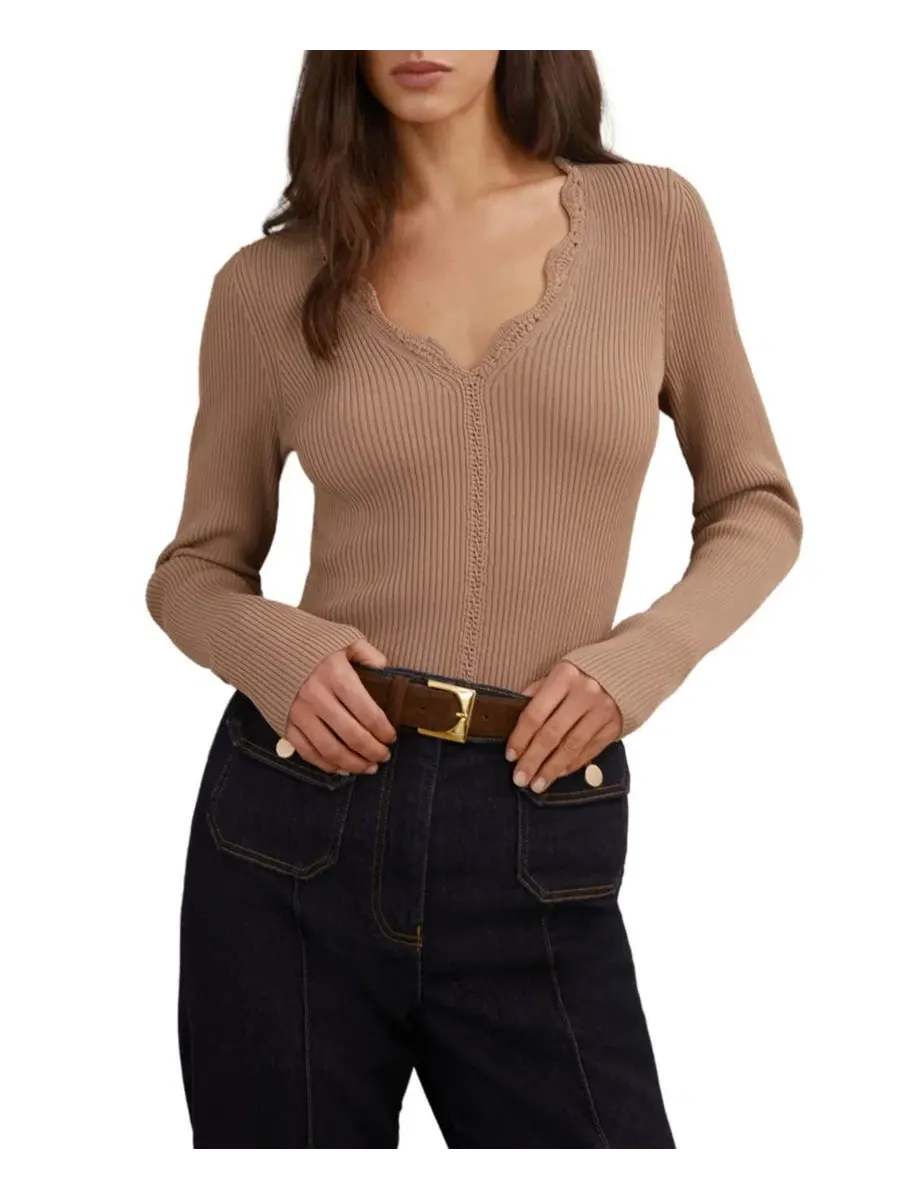 Женская трикотажная блузка Lara с отделкой крючком REISS, Taupe Neutral — изображение 1 из 5